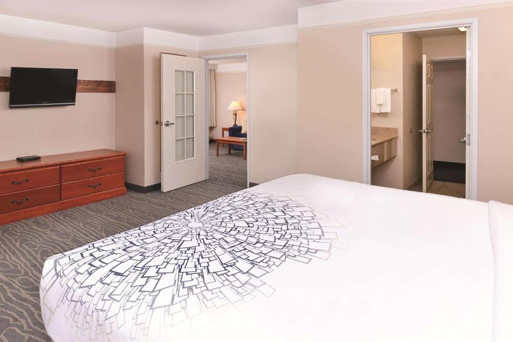 Deluxe King Suite with Mountain View - Non-Smoking interior